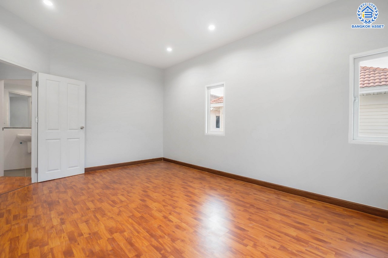 บ้านมือสองตกแต่งใหม่ แบรนด์ Property Perfect ม.เดอะวิลล่า ราชพฤกษ์-ท่าอิฐ บ้านแฝดฟังก์ชันระดับบ้านเดี่ยว เนื้อที่ 38.4 ตร.ว. โซนติดสวนสาธารณะ สัมผัสบรรยากาศผ่อนคลาย ฟังก์ชัน 3 ห้องนอน 2 ห้องน้ำ 1 ห้องอเนกประสงค์ขนาดใหญ่ชั้นล่าง จอดรถได้ 2 คัน บนทำเลเชื่อมต่อทั้งถ.รัตนาธิเบศร์ และถ.ราชพฤกษ์ และเพียง 10 นาทีถึงรถไฟฟ้า "สถานีบางรักน้อยท่าอิฐ"